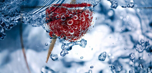 Sztuka serwowania wody: Elegancki domowy bar zachwyci gości